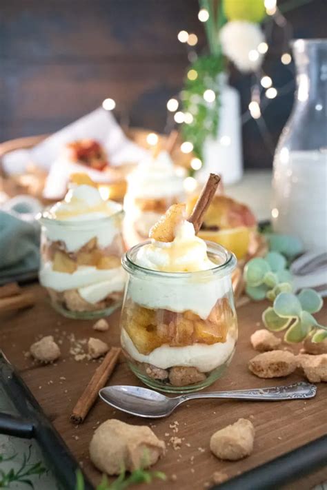 geschichtetes Dessert im Glas mit Apfelscheibe als Deko