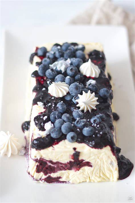 geschichtetes Parfait mit Heidelbeeren und Baiser