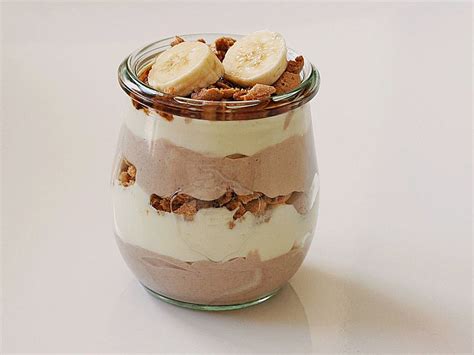 geschichtetes nutella-bananen-dessert im glas