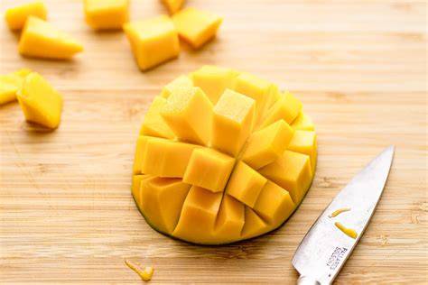 geschnittene Mango im Schneidebrett