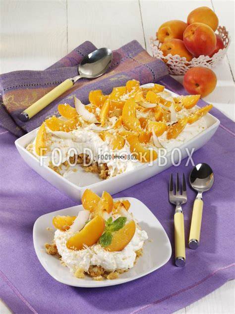 geschnittene Pfirsiche und Joghurtcreme