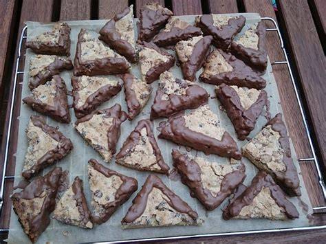 geschnittene Schoko Nuss Ecken, Dreiecke und Quadrate
