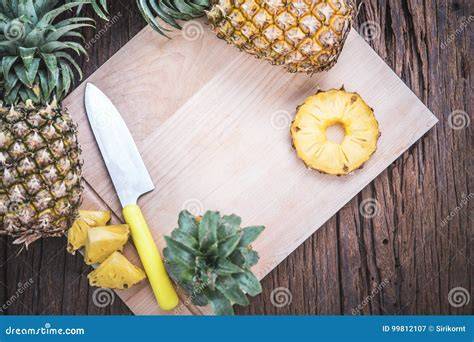 geschnittene ananas auf holzbrett