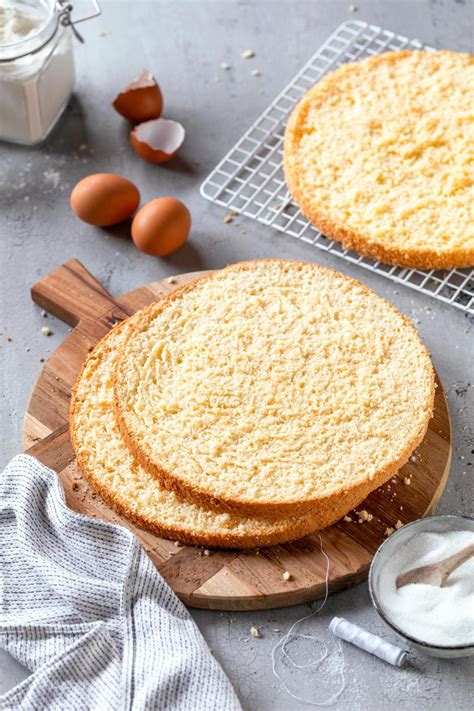 geschnittener biskuitboden für tortenschichten