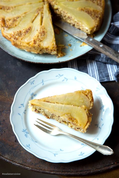 gestürzter Birnenkuchen auf Teller, lauwarm serviert