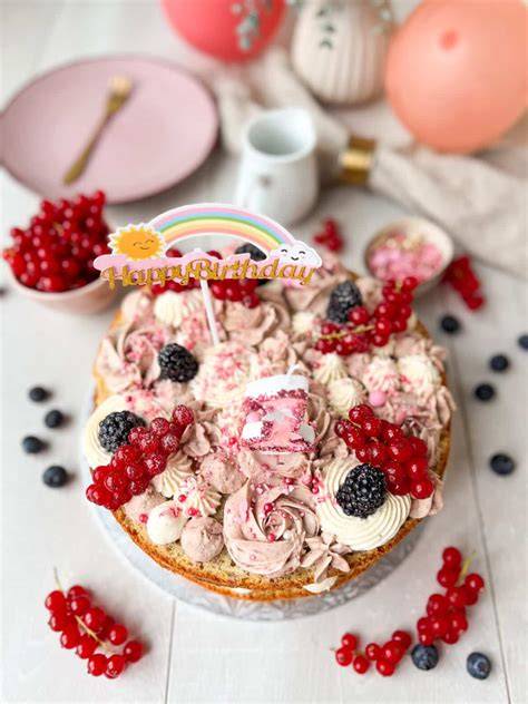 gestapelte Babytorte mit Beeren