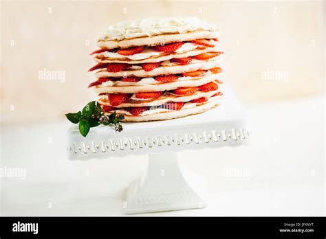 gestapelte Kuchenschichten mit bunten Cremeschichten