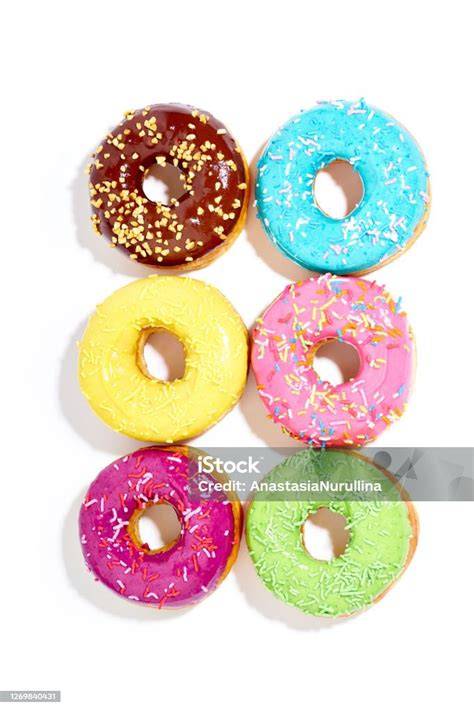 gestapelte bunt glasierte Donuts auf Torte