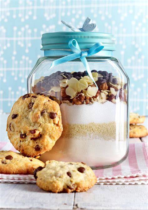 gestapelte zutaten in einem einmachglas für cookies-backmischung