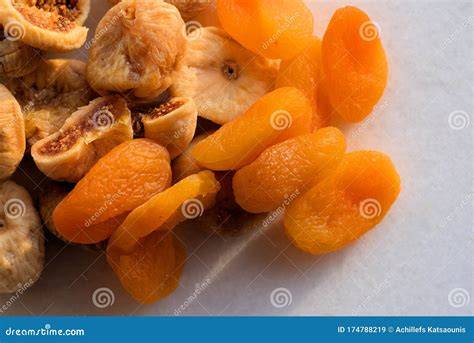 getrocknete Feigen und Orangen auf Holzbrett