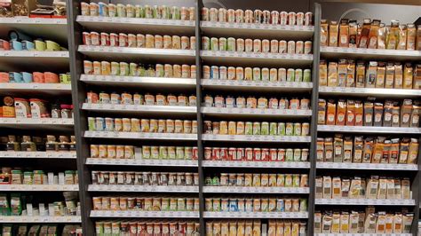 gewürzregal im supermarkt mit kardamom