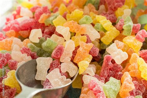 gezuckerte Gummibärchen auf Tablett