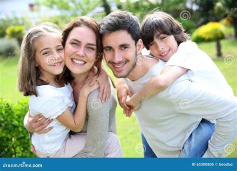 glückliche Familie genießt selbstgebackenen Kuchen