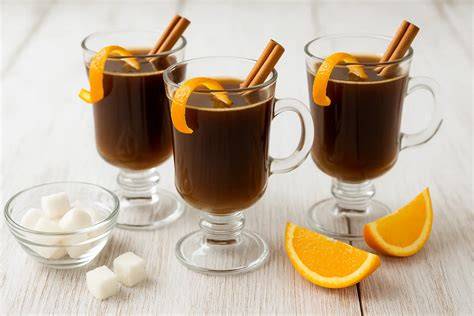 glas heißer schokolade mit rum und orangenschale