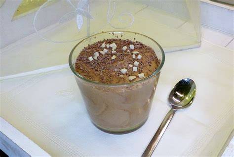 glas mit selbstgemachter nougat crème