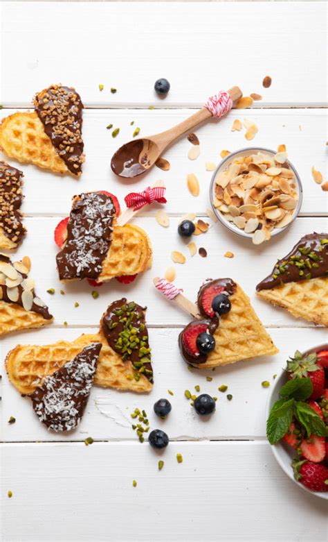 glutenfreie, vegane Waffeln auf Backrost mit bunten Toppings