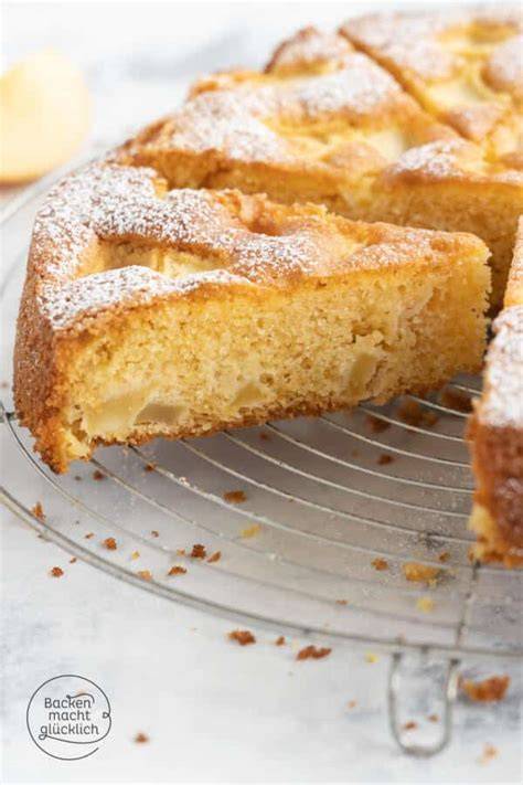 glutenfreier Apfelkuchen mit Mandeldecke, angeschnitten auf Kuchengitter