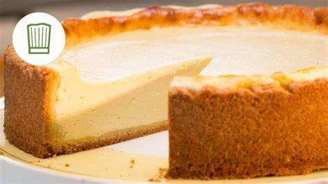 glutenfreier Käsekuchen mit Mürbeteig, angeschnitten, rustikaler Kaffeetisch