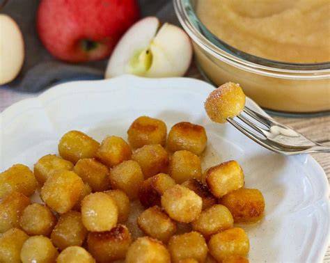 gnocchi zimt und zucker angerichtet mit apfelmus und kompottschale