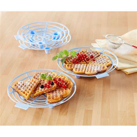 goldbraune, frisch gebackene Waffel auf Gitter