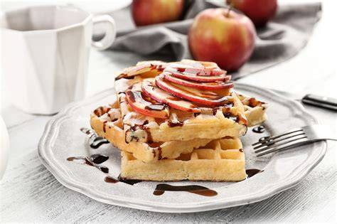 goldbraune Apfelwaffeln frisch aus dem Waffeleisen