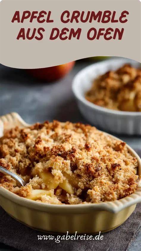 goldbrauner Pflaumen-Crumble frisch aus dem Ofen