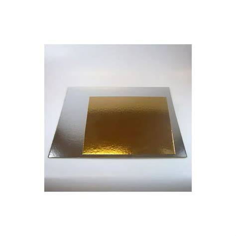 goldene, silberne und weiße Tortenplatten mit festlicher Torte
