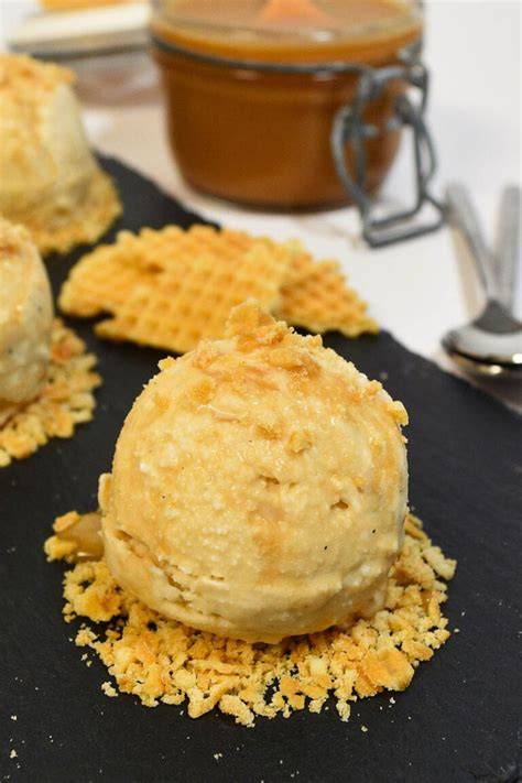 goldenes McFlurry-Softeis mit Karamellsoße