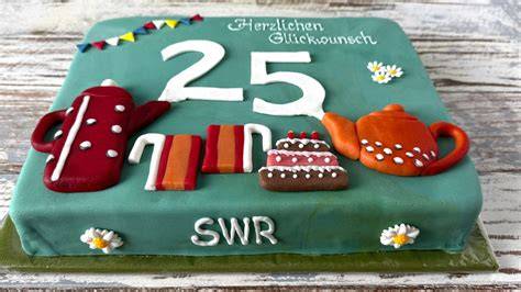 grüne Jubiläumstorte mit Fondantdekoration