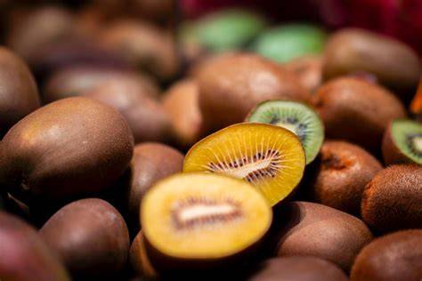 grüne Kiwis und Marmeladengläser