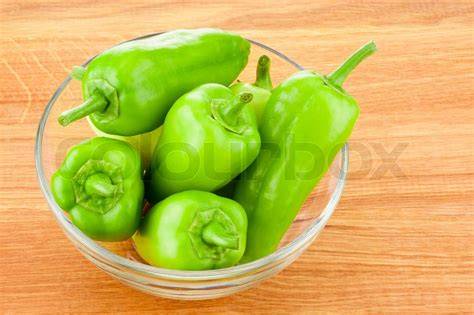 grüne Paprika auf Holzbrett: Nährstoff-Infografik