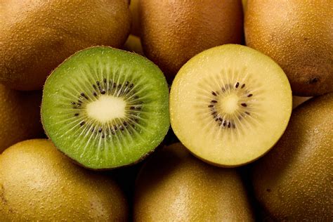 grüne und goldene Kiwis auf Holzbrett