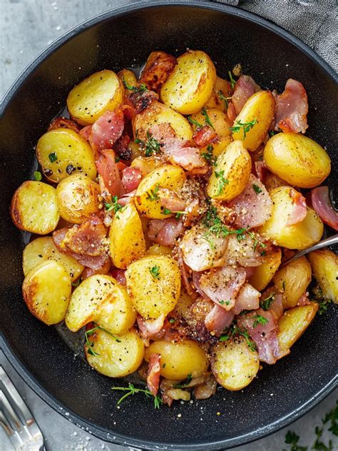 große Pfanne mit geschmorten Zwiebeln, Speck und Kümmel