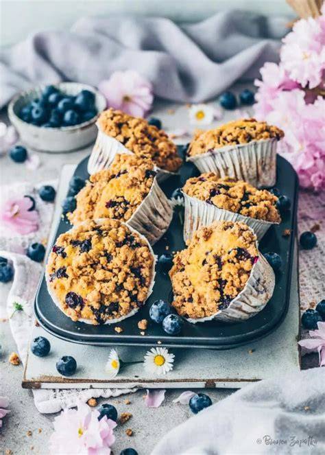 große Schale mit Blaubeer Streusel Muffins