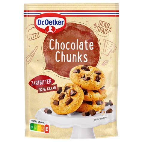 große zartbitter schoko chunks auf holzbrett
