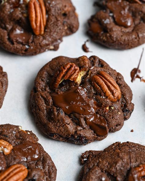 großer Chunky Chocolate Chip Pecan Cookie