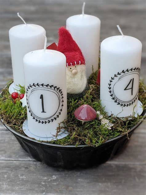 gugelhupf adventskranz mit kerzen und cranberry dekoration