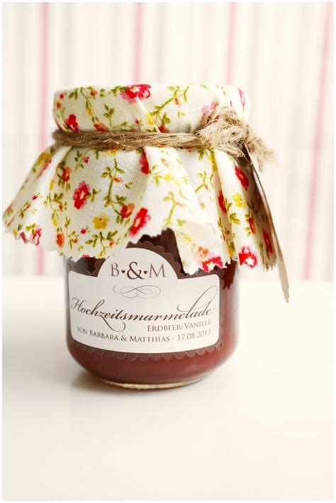 hübsch dekorierte Marmeladengläser als Geschenk