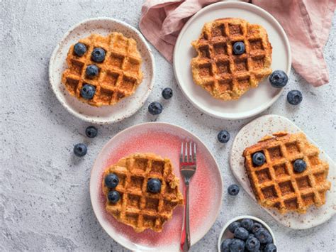 haferbananenwaffeln serviert mit obst