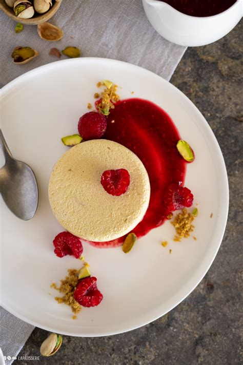 halbgefrorenes Semifreddo im Glas mit Karamellfrüchten