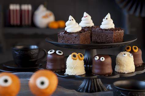 halloween party buffet mit kuchen und keksboden-torten