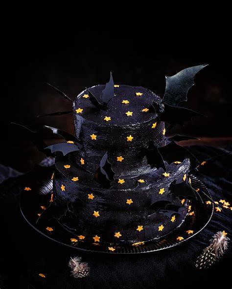 halloween torte mit fledermaus dekoration und schwarzer creme