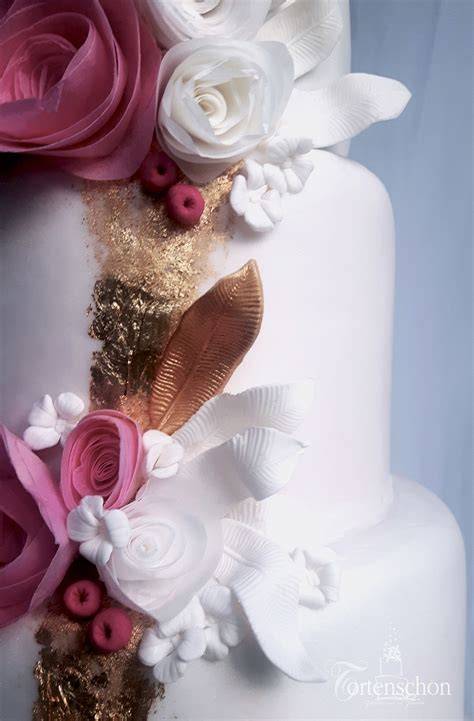 handmodellierte Hochzeitstorte mit Waferpaper-Blüten