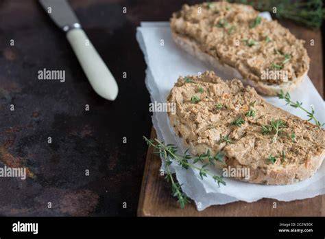 hausgemachte Maronen-Schokocreme auf Brot