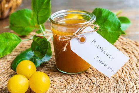 hausgemachte Mirabellenmarmelade in Gläsern
