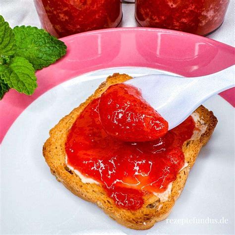 hausgemachte erdbeer rhabarber marmelade auf brot