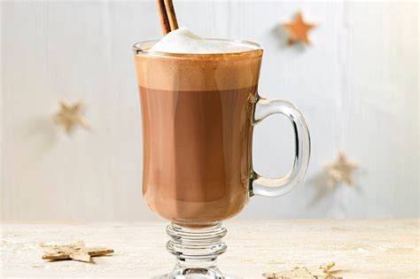 heiße Schokolade in Tasse mit Milchschaum