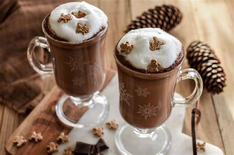 heiße Schokolade mit Gewürzen im Becher, winterliche Deko