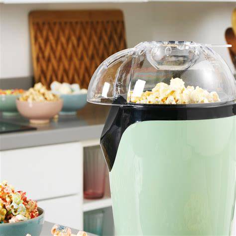heißluft-popcornmaschine neben schüsseln mit vanille-popcorn