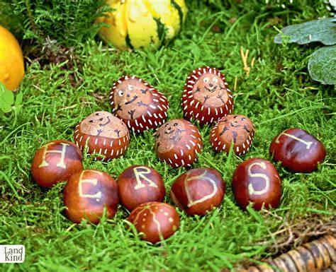 herbstliche dekoration mit igel keksen und familie